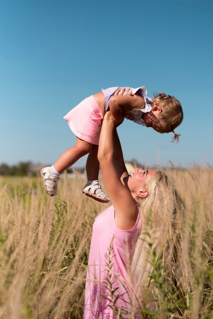 金髪の女性が小さな女の子と遊ぶ