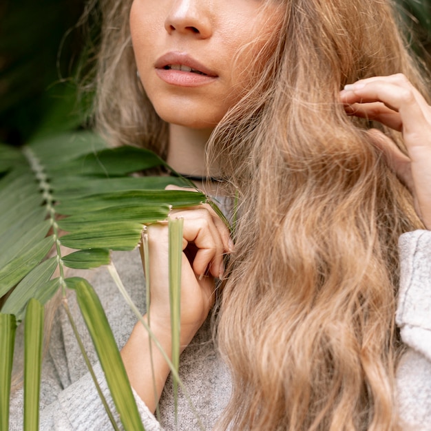 Foto gratuita donna bionda che posa primo piano