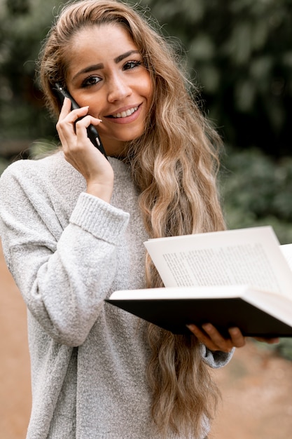 Foto gratuita donna bionda che parla al telefono