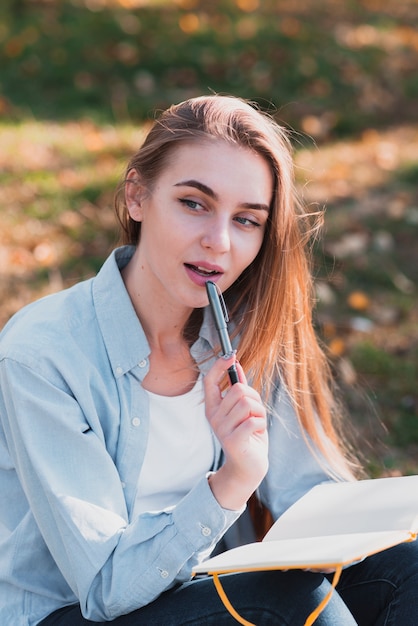 Free photo blonde woman thinking what to write