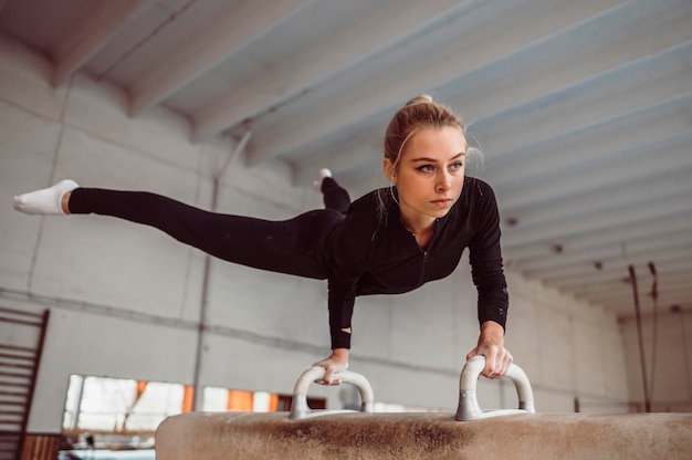 Donna bionda che si allena per il campionato di ginnastica