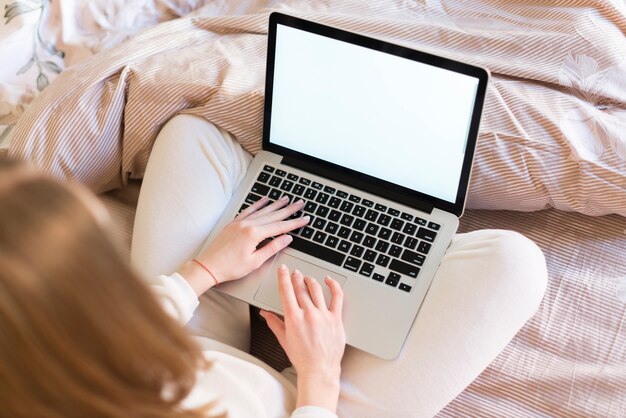 Светловолосая женщина, используя свой ноутбук