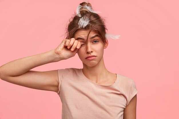 Donna bionda con piume nei capelli