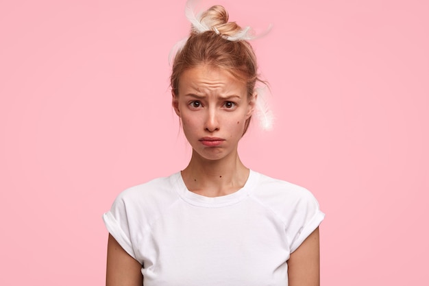 Free photo blonde woman with feathers in hair