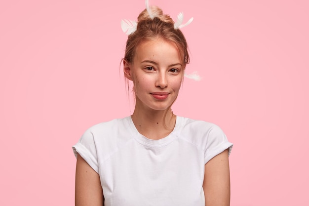 Free photo blonde woman with feathers in hair