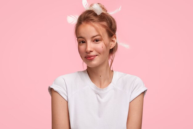 Free photo blonde woman with feathers in hair