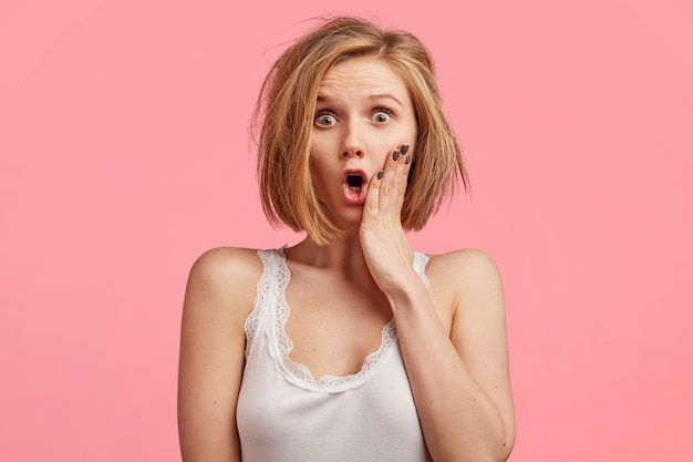 Free photo blonde woman with messy hair wearing top