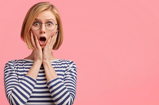 Free photo blonde woman with round glasses and striped blouse