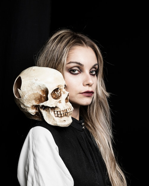 Blonde woman with skull on shoulder