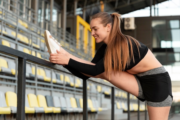 Foto gratuita donna bionda che si allena all'aperto