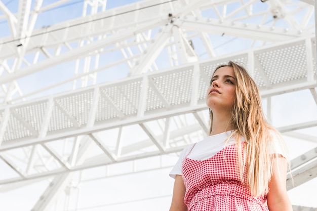 Ragazza bionda nel parco di divertimenti