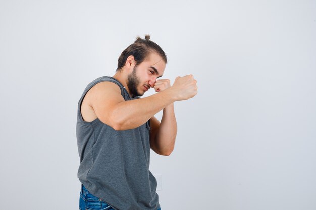 Foto gratuita giovane signora bionda in vestito che gesturing isolato