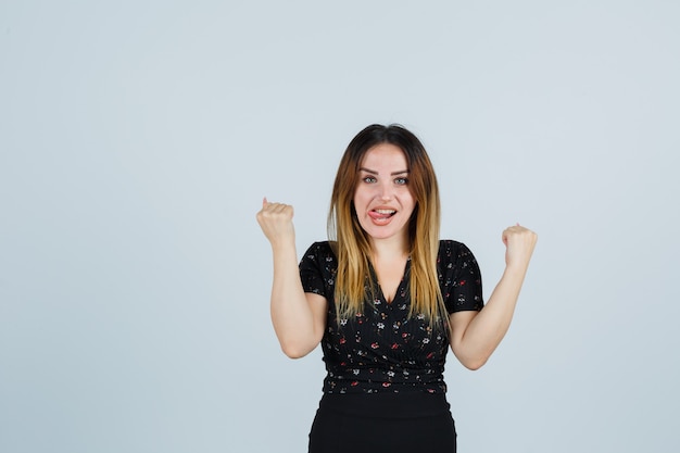 Foto gratuita giovane signora bionda in vestito che gesturing isolato