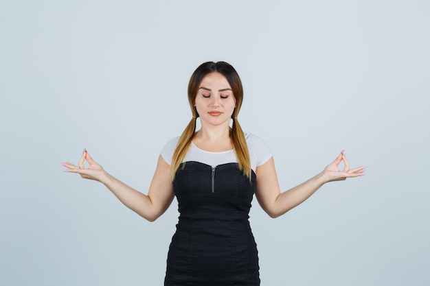 Foto gratuita giovane signora bionda in vestito che gesturing isolato