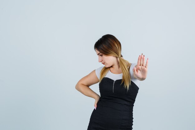 Foto gratuita giovane signora bionda in vestito che gesturing isolato