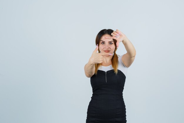 Giovane signora bionda in vestito che gesturing isolato