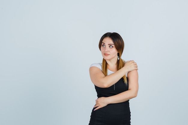 Foto gratuita giovane signora bionda in vestito che gesturing isolato