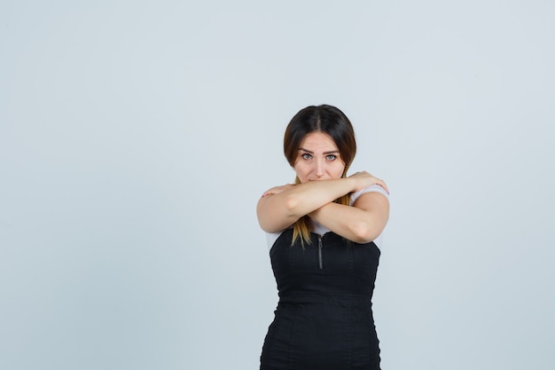 Foto gratuita giovane signora bionda in vestito che gesturing isolato