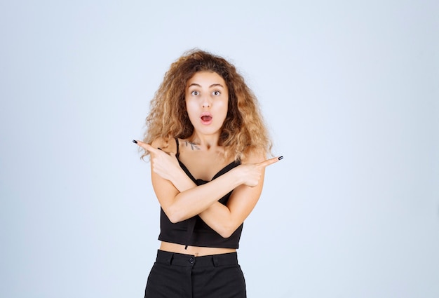 Ragazza bionda che fa segno su entrambi i lati.