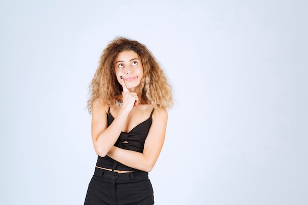 La ragazza bionda con i capelli ricci sembra confusa e persa.