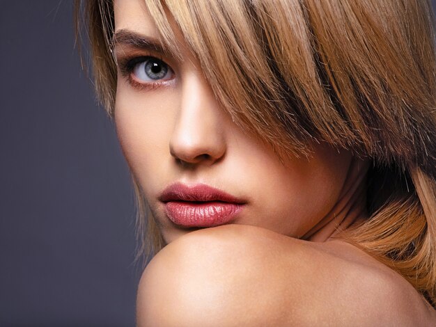 Blone woman with a short hair, fringe.