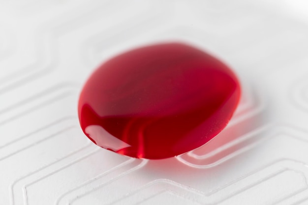 Капля крови на тестовой пластине