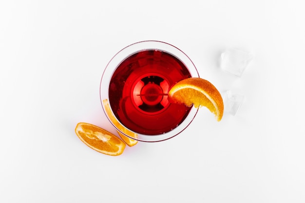 血のオレンジジンとトニックのカクテルは、ガラスのオレンジのスライスを添えて