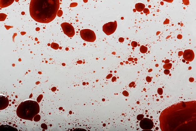Foto gratuita schizzi di sangue sulla superficie bianca
