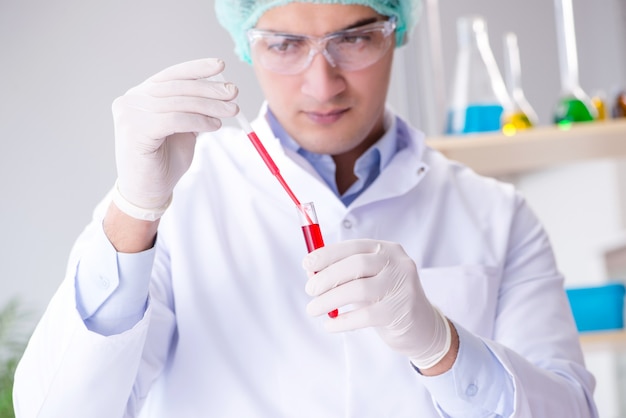 若い​科学者​と​の​実験室​で​の​血液​検査
