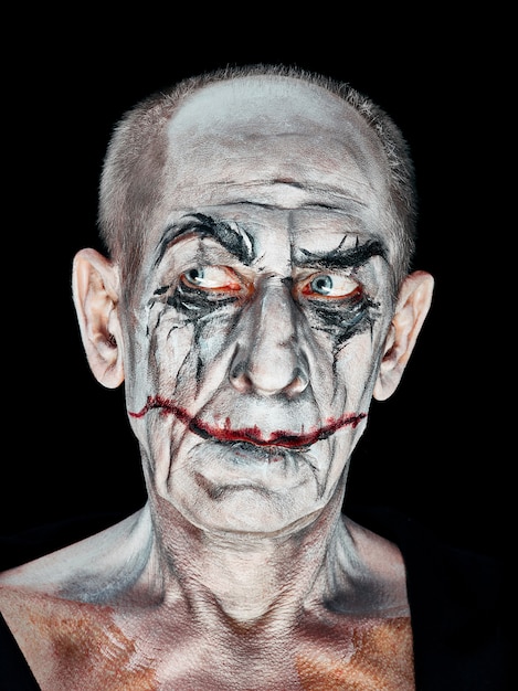 Тема Кровавого Хэллоуина: Безумное лицо маньяка на темной студии