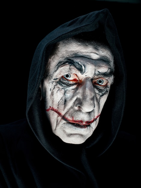 Кровавая тема Хэллоуина: сумасшедшее лицо маньяка