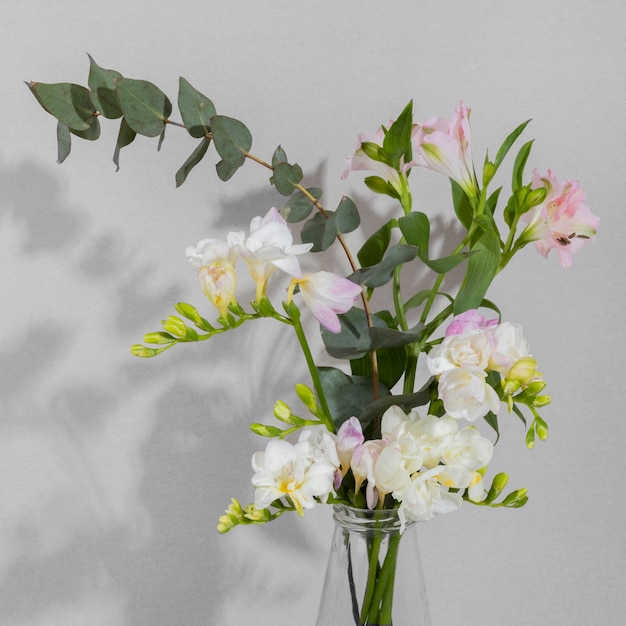 Free photo blossom flower in vase on table