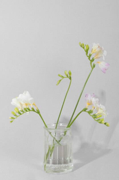 Цветущие цветы в вазе на столе