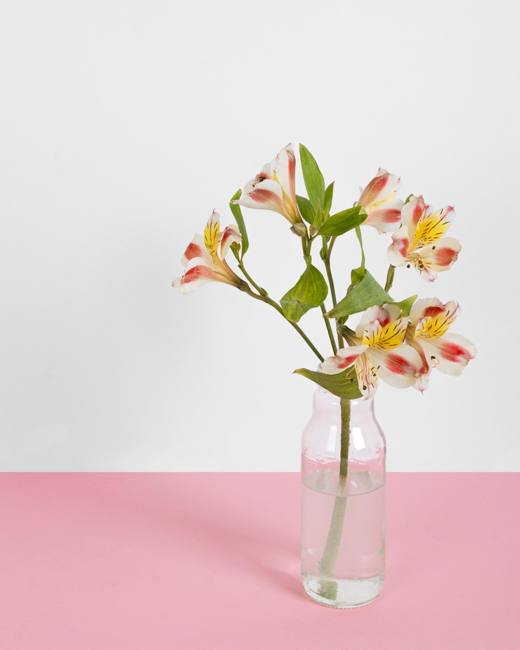 無料Photo テーブルの上の花瓶の花の花