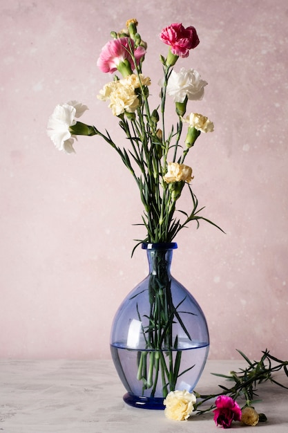 Free photo blossom flowers in vase