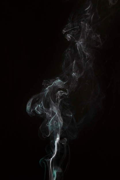 Foto gratuita soffia sovrapposizione di fumo bianco su sfondo nero