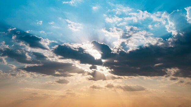 太陽光線と青とオレンジ色の夕焼け空 背景 早朝の空のシーンの自然の風景 プレミアム写真