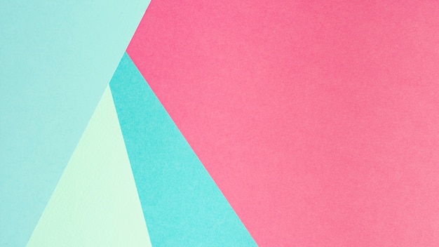Бесплатное фото Синие и розовые листы бумаги с копией пространства