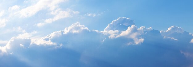 Синие и белые облака в небе при ярком солнечном свете Premium Фотографии