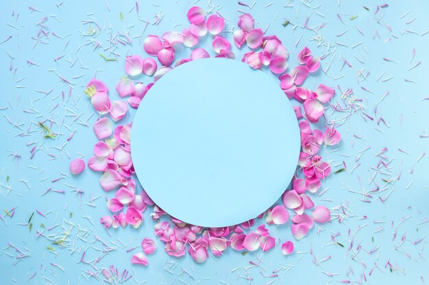Синий фон, украшенный свежими цветочными лепестками