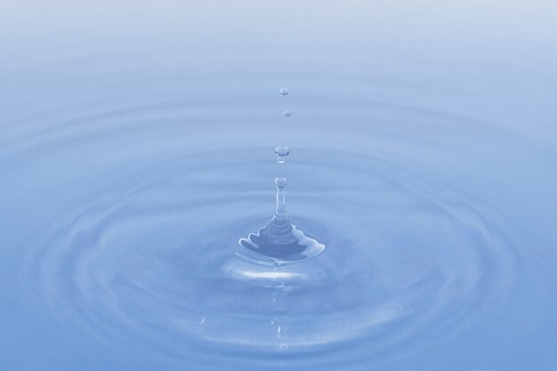 青い背景、水滴の質感