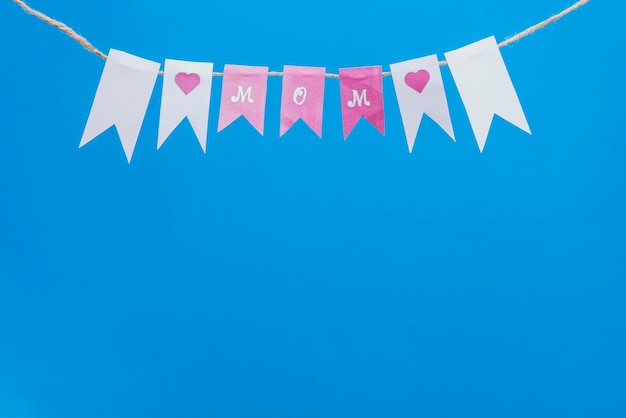 Foto gratuita sfondo blu con la ghirlanda decorativa per la festa della mamma