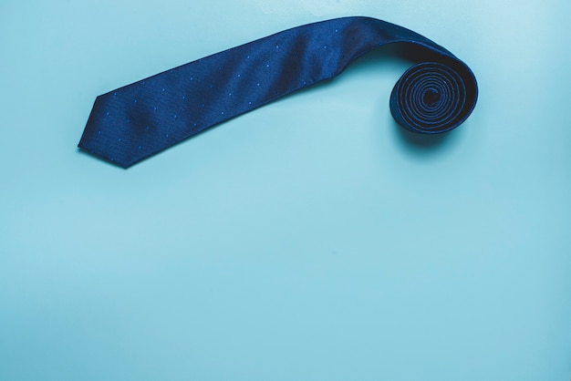 Foto gratuita sfondo blu con cravatta per il giorno del padre