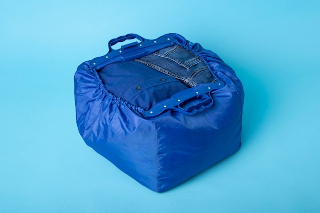 旅行用の青いバッグ