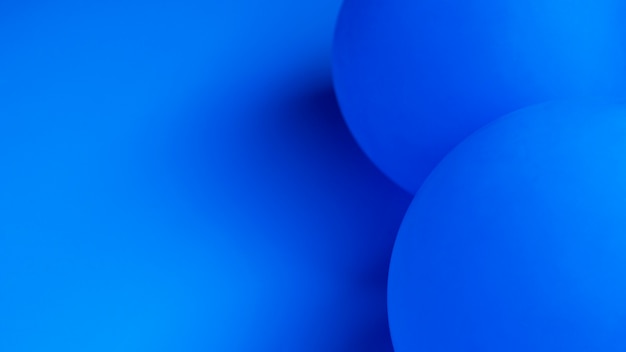 Синие воздушные шары с копией пространства крупным планом