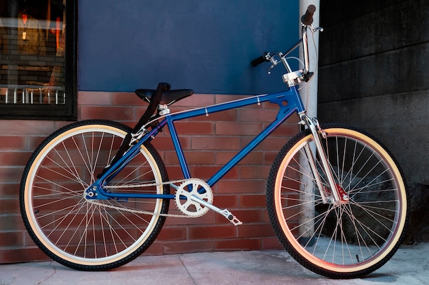 屋外の青い自転車