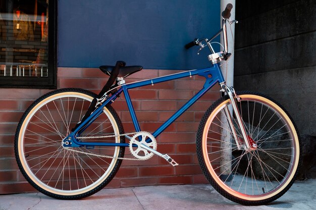 Синий велосипед на открытом воздухе