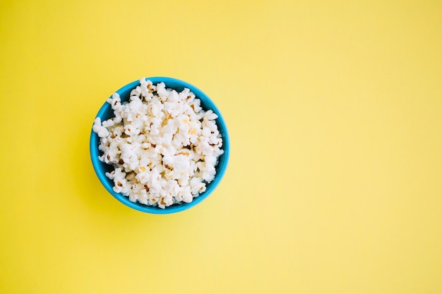 Free photo blue bowl full of popcorn