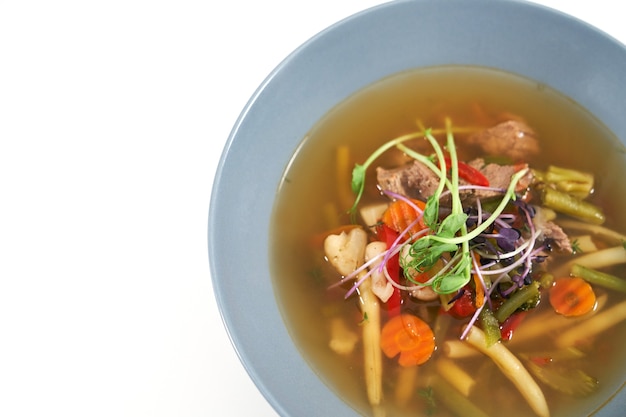 Синяя миска со здоровым аппетитным овощным супом