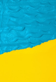노란색 격리 된 종이 배경에 파란색 브러시 파도 선 페인트